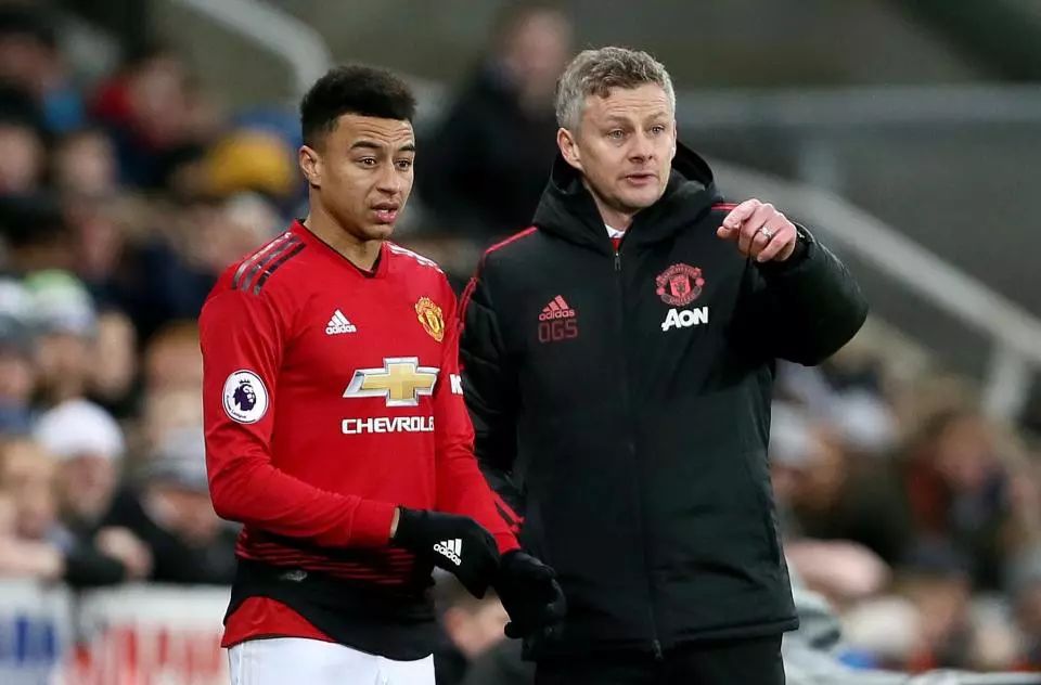 围上具有深 围上具有深